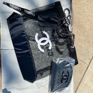 AVAILABLE Beauty tote with makeup pouch